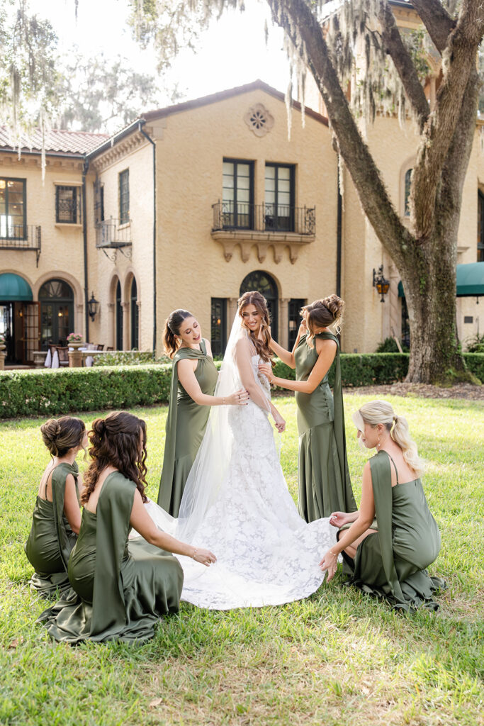 Wedding party portrait with bridesmaids in green and bride in white at Epping Forest Yacht Club in Jacksonville, Florida, captured by Snapshots by Gabriela