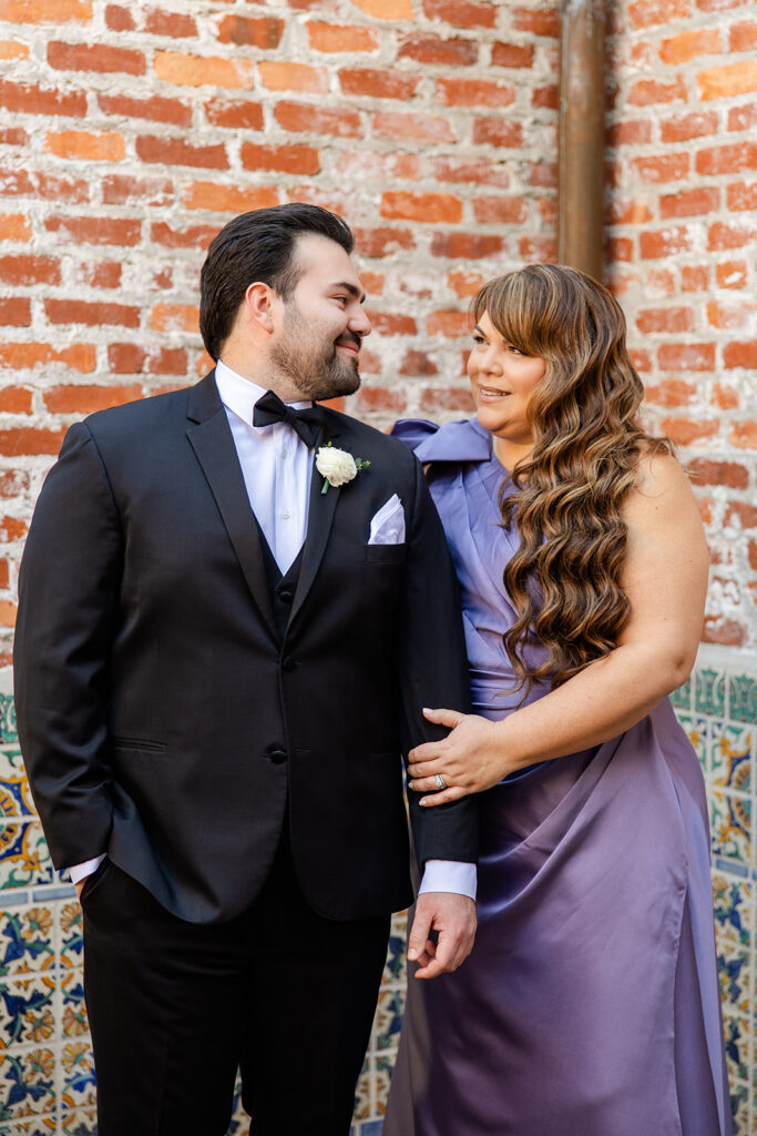 groom getting dressed at historic estate wedding venue Casa Feliz in Winter Park, Florida, photographed by Snapshots by Gabriela